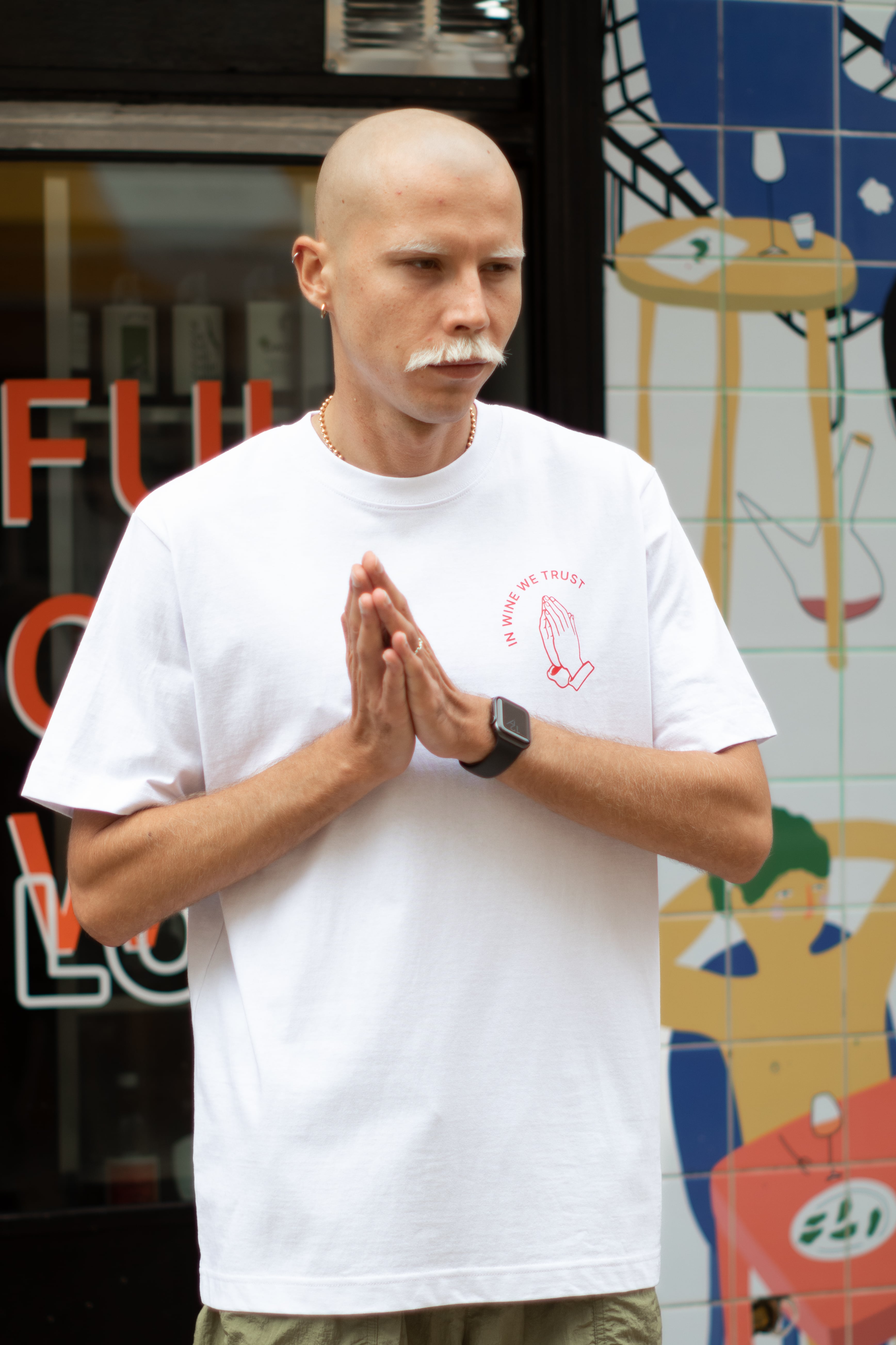 Camiseta - No Vinho Nós Confiamos